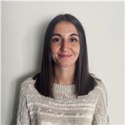 Maestra de Educación Primaria que apoya a niños y niñas de 6 a 12 años